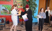 За родником белый храм