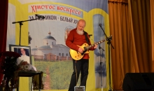 За родником белый храм